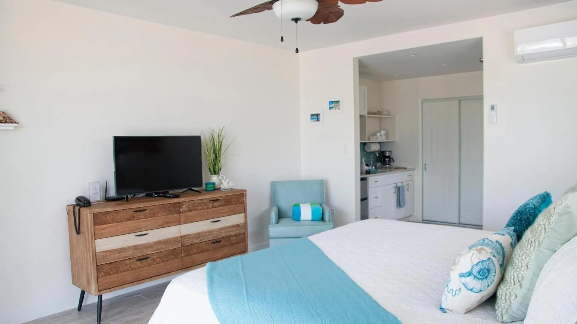 The Tropical Breeze Cottage Sand Bluff